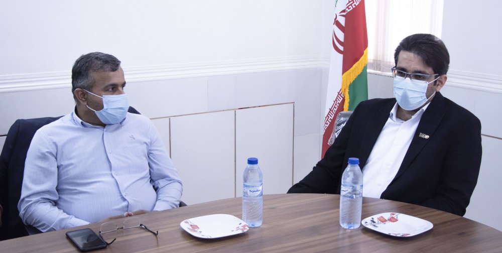 دکتر محمد امین البرزی در دفتر کارخانه اکسید منیزیم لامرد