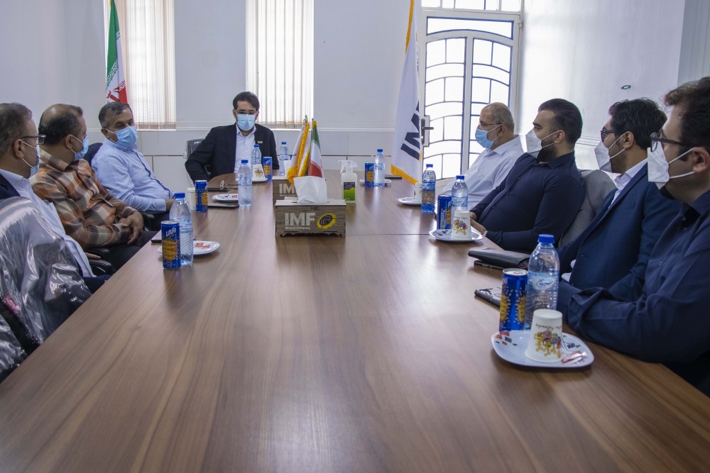 دکتر محمد امین البرزی در دفتر کارخانه اکسید منیزیم لامرد