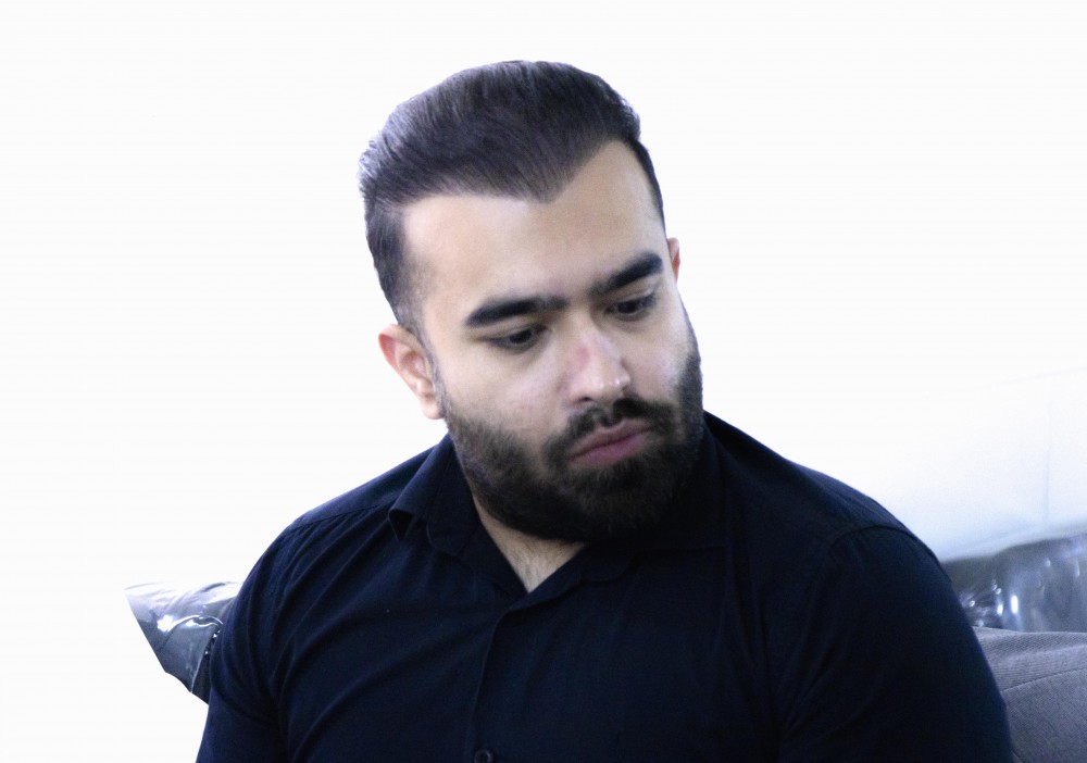 دکتر محمد امین البرزی در دفتر کارخانه اکسید منیزیم لامرد