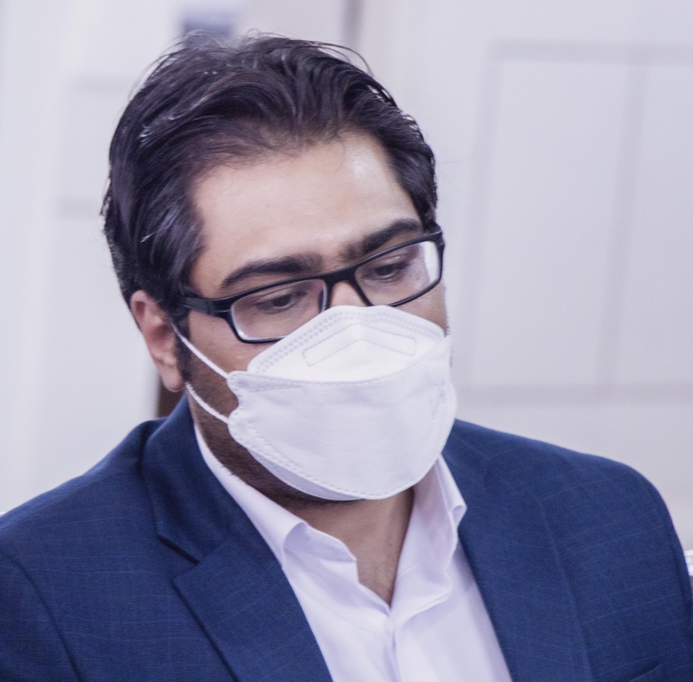 دکتر محمد امین البرزی در دفتر کارخانه اکسید منیزیم لامرد