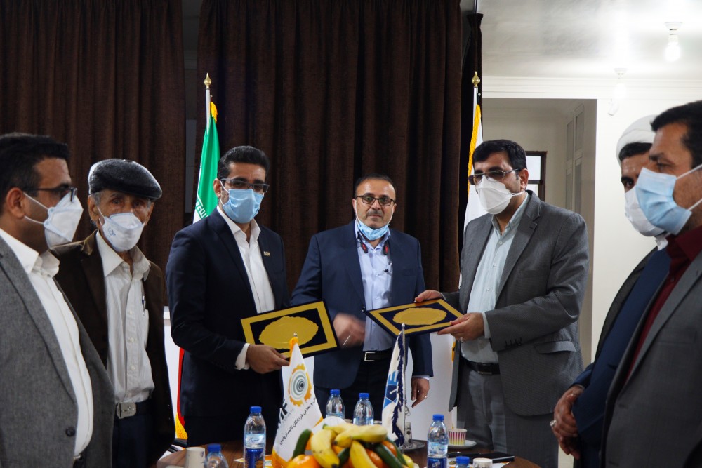 Signing a memorandum of cooperation between Islamic Azad University and Farzanegan Industrial and Mining Company of Pars deposit